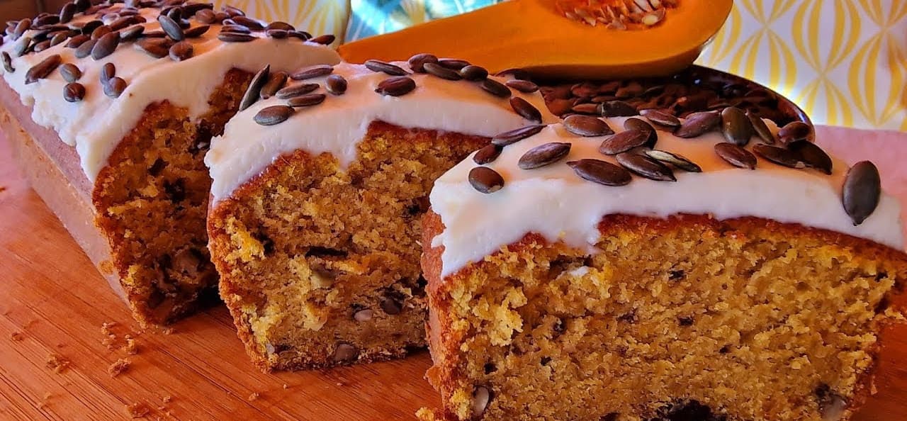 Bizcocho de calabaza con nueces y glaseado, visto desde arriba